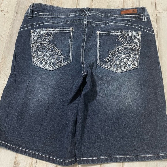 lei Ashley Low Rise Jean Shorts - bedazzled pockets - Size 13 - Picture 5 of 9